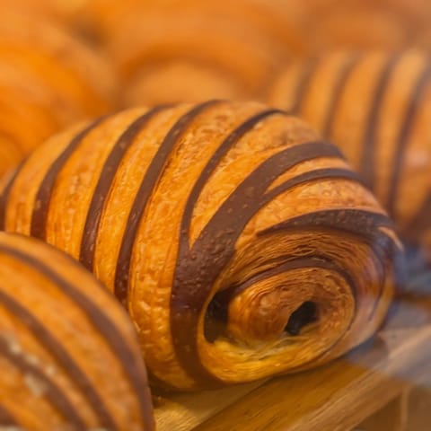 Vrstvené kakaové croissanty naskládané vedle sebe