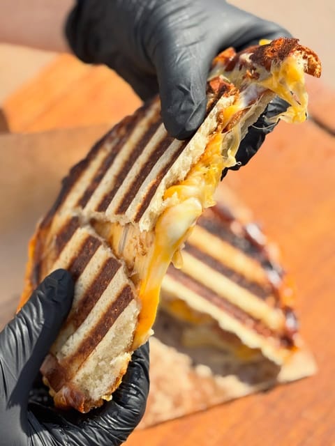Grilované panini s roztaveným sýrem